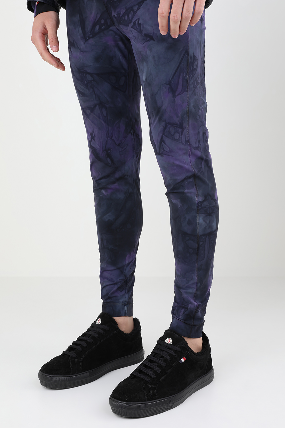 תמונת כל הלוק של נעלי סניקרס ניו מונקו